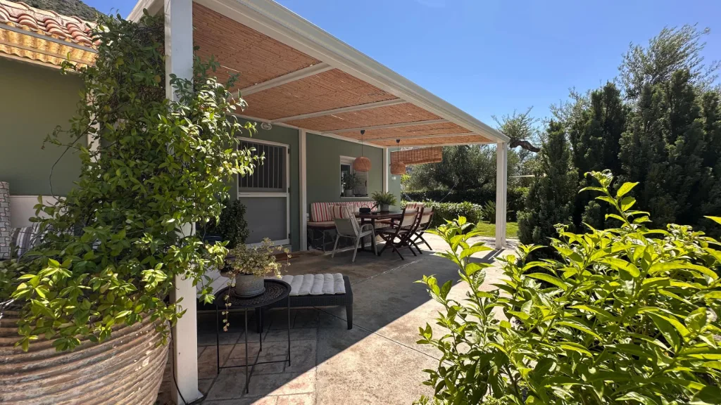 The dining area with its outdoor table